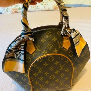 Barely use Pre-Own Authentic LOUIS VUITTON Ellipse PM Monogram Hand Bag